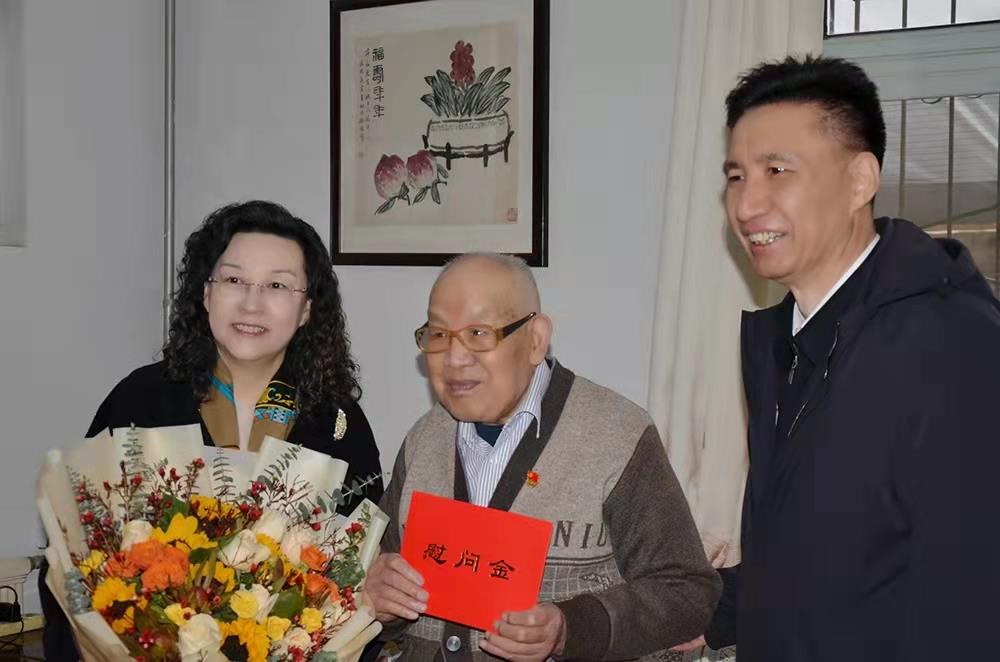 濟南產(chǎn)發(fā)集團黨委副書記、總經(jīng)理黃蓓走訪慰問離休老干部、老黨員